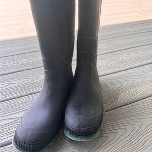 Size 7 rubber mud boots